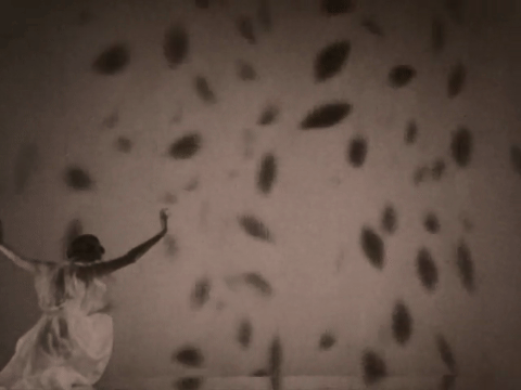 Music - Young Girl in a Garden (1922).mp4.4.gif