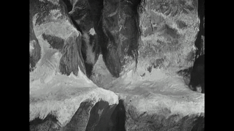 Trailer for The Gold Rush (1925).mp4.8.gif